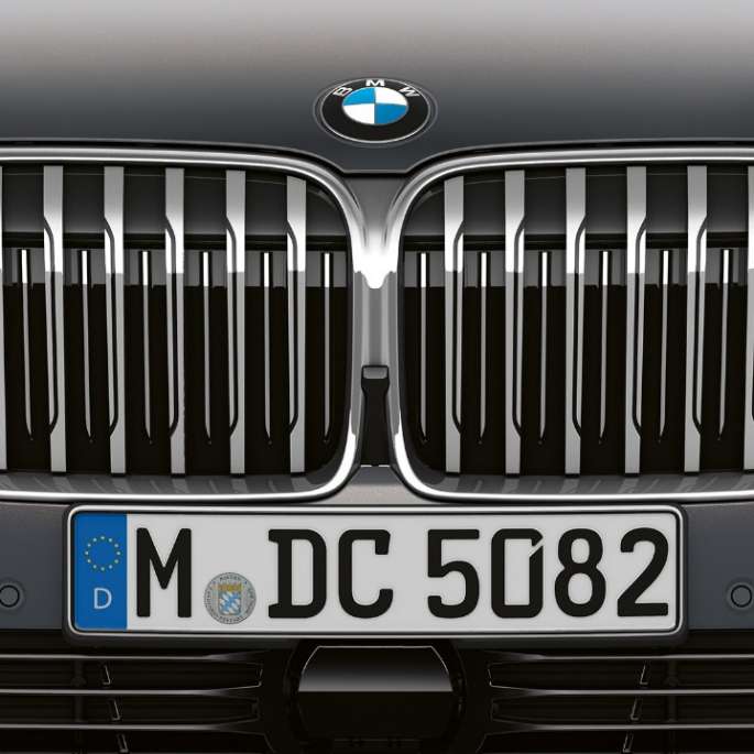 BMW 7 серии Седан с дизайном Pure Excellence: крупный план решетки радиатора BMW