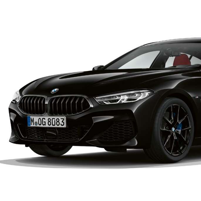 BMW 8 серии Gran Coupé, пакет M Sport вид спереди с поворотом в три четверти