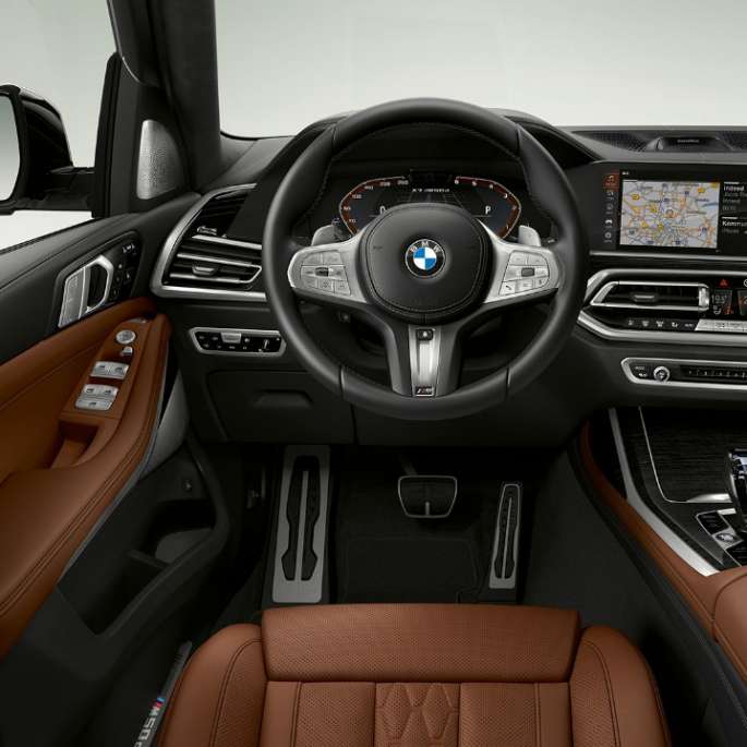 BMW X7, BMW X7 M50d кабина водителя Передний крупный план кабины водителя BMW X7 с особенностями BMW X7 M50d