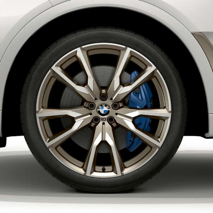 BMW X7, BMW X7 M50d легкосплавные диски Крупный план легкосплавных дисков BMW X7 в комплектации BMW X7 M50d