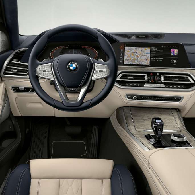 BMW X7, Design Pure Excellence Кокпит Передний крупный план кабины водителя BMW X7 с Design Pure Excellence особенностями