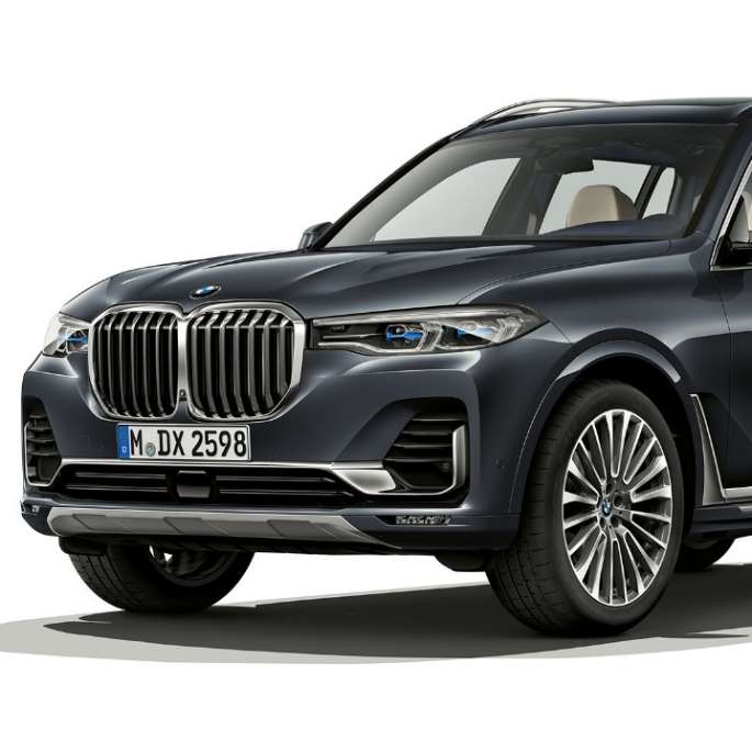 BMW X7 Design Pure Excellence Студийный снимок BMW X7 вид спереди три четверти в Design Pure Excellence