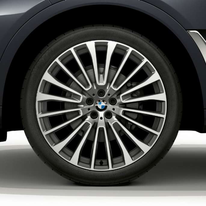 BMW X7, Design Pure Excellence легкосплавные диски Крупный план легкосплавного диска BMW X7 с особенностями BMW X7 Design Pure Excellence