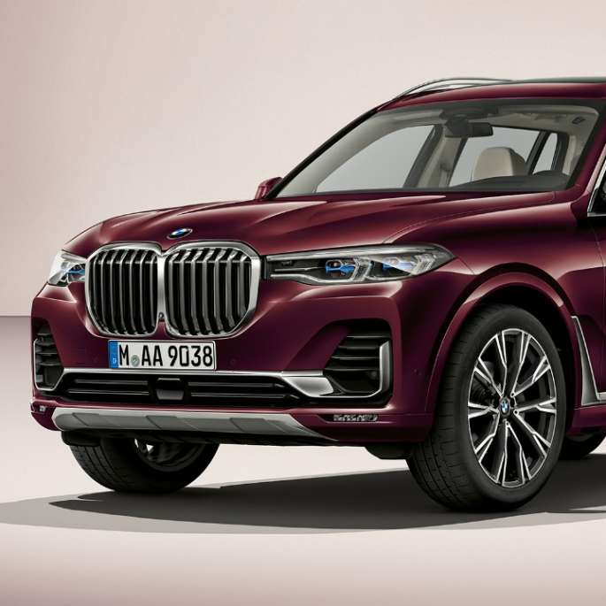 BMW X7 пакет M Sport Студийный снимок BMW X7 вид спереди три четверти в пакете M Sport