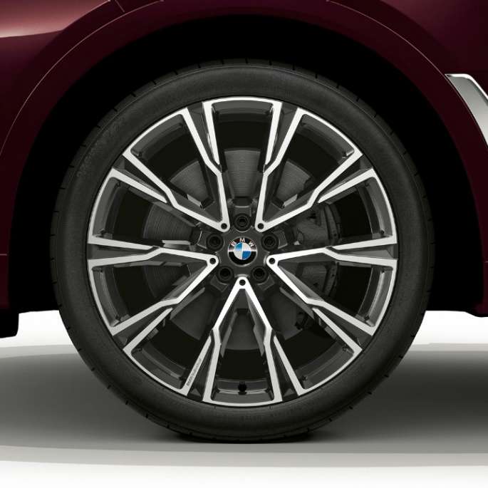 BMW X7, легкосплавное колесо пакета M Sport Крупный план легкосплавного колеса BMW X7 с особенностями пакета M Sport
