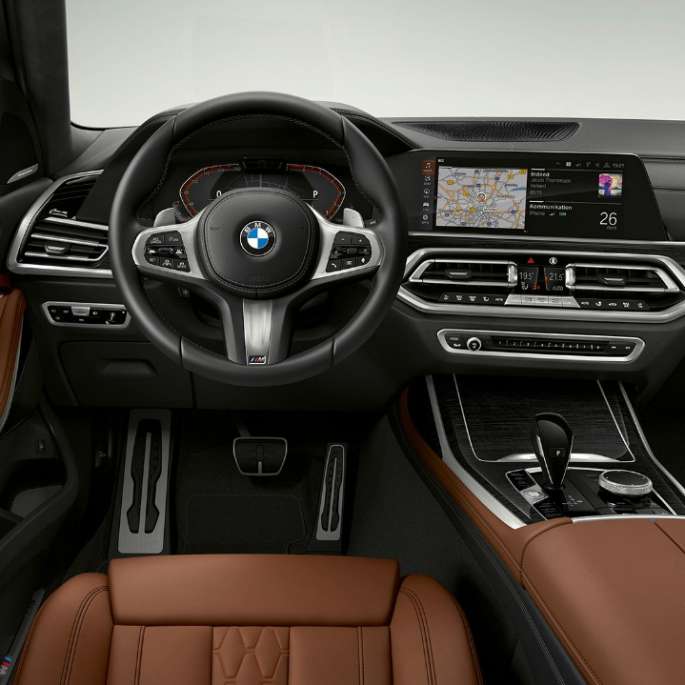 BMW X7, BMW Individual X7 40i xDrive вид сбоку Вид сбоку BMW X7 с особенностями BMW Individual X7 40i xDrive