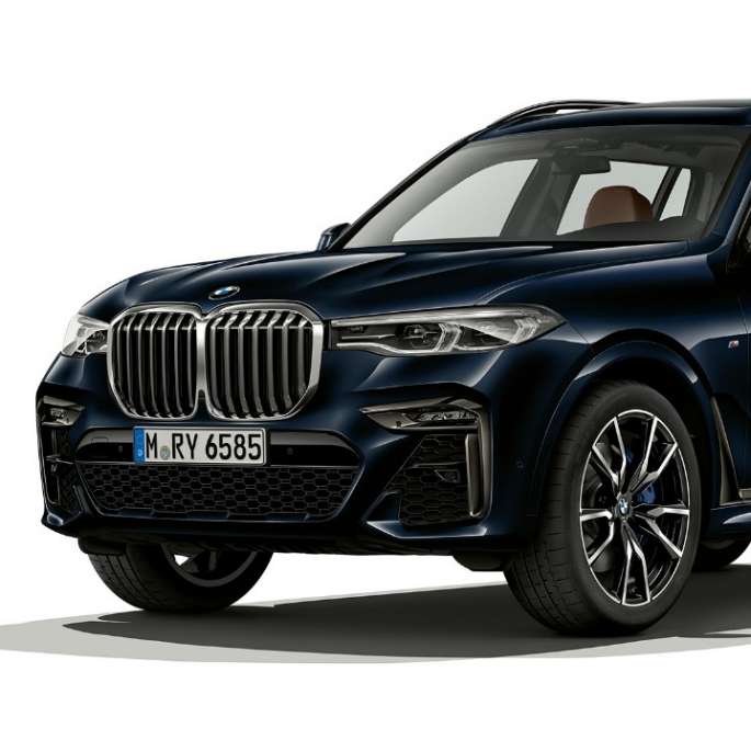 BMW X7 BMW Individual X7 40i xDrive Студийный снимок BMW X7 вид спереди три четверти как BMW Individual X7 40i xDrive