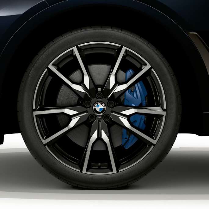 BMW X7, BMW Individual X7 40i xDrive легкосплавный диск Крупный план легкосплавного колеса BMW X7 с особенностями BMW Individual X7 40i xDrive