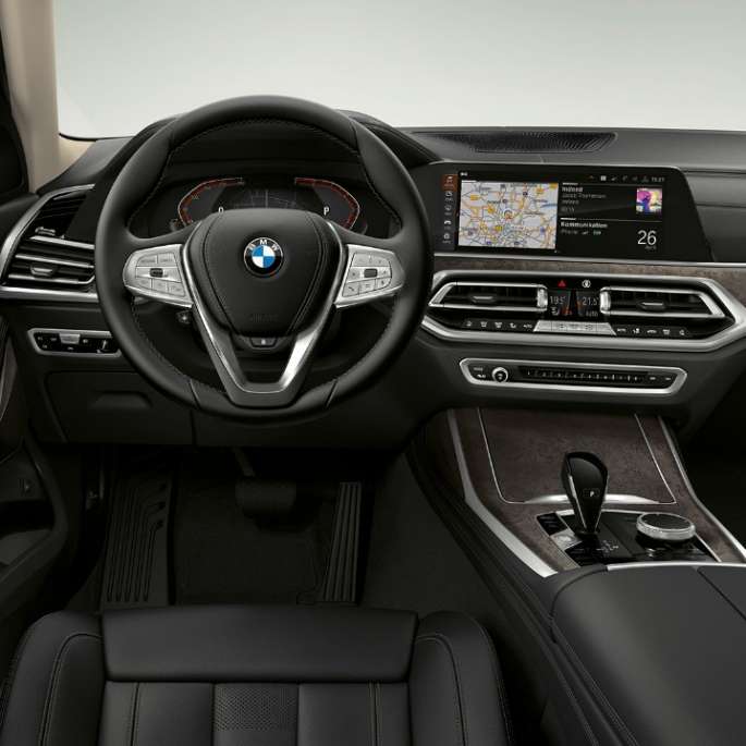 BMW X7, водительская кабина стандартного оборудования Передний крупный план кабины водителя BMW X7 со стандартными особенностями оборудования