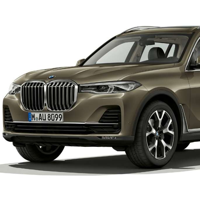 BMW X7 Стандартное оборудование Студийный снимок BMW X7 вид спереди три четверти в Vermont bronze