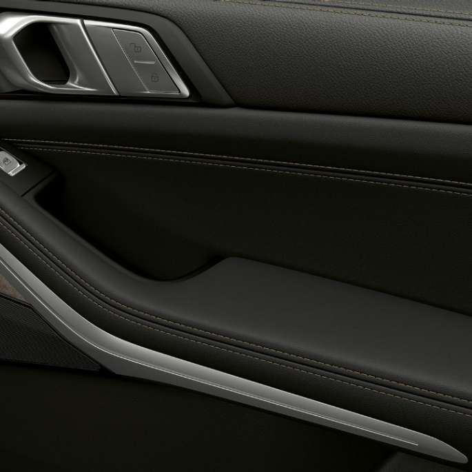 BMW X7, легкосплавные диски стандартного оборудования,BMW X7, внутренняя дверь стандартного оборудования Крупный план легкосплавного диска BMW X7 со стандартными особенностями оборудования,Крупный план внутренней двери BMW X7 со стандартными особенностями оборудования