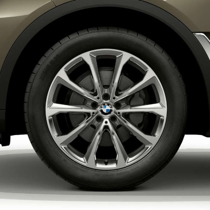 BMW X7, легкосплавные диски стандартного оборудования Крупный план легкосплавного диска BMW X7 со стандартными особенностями оборудования